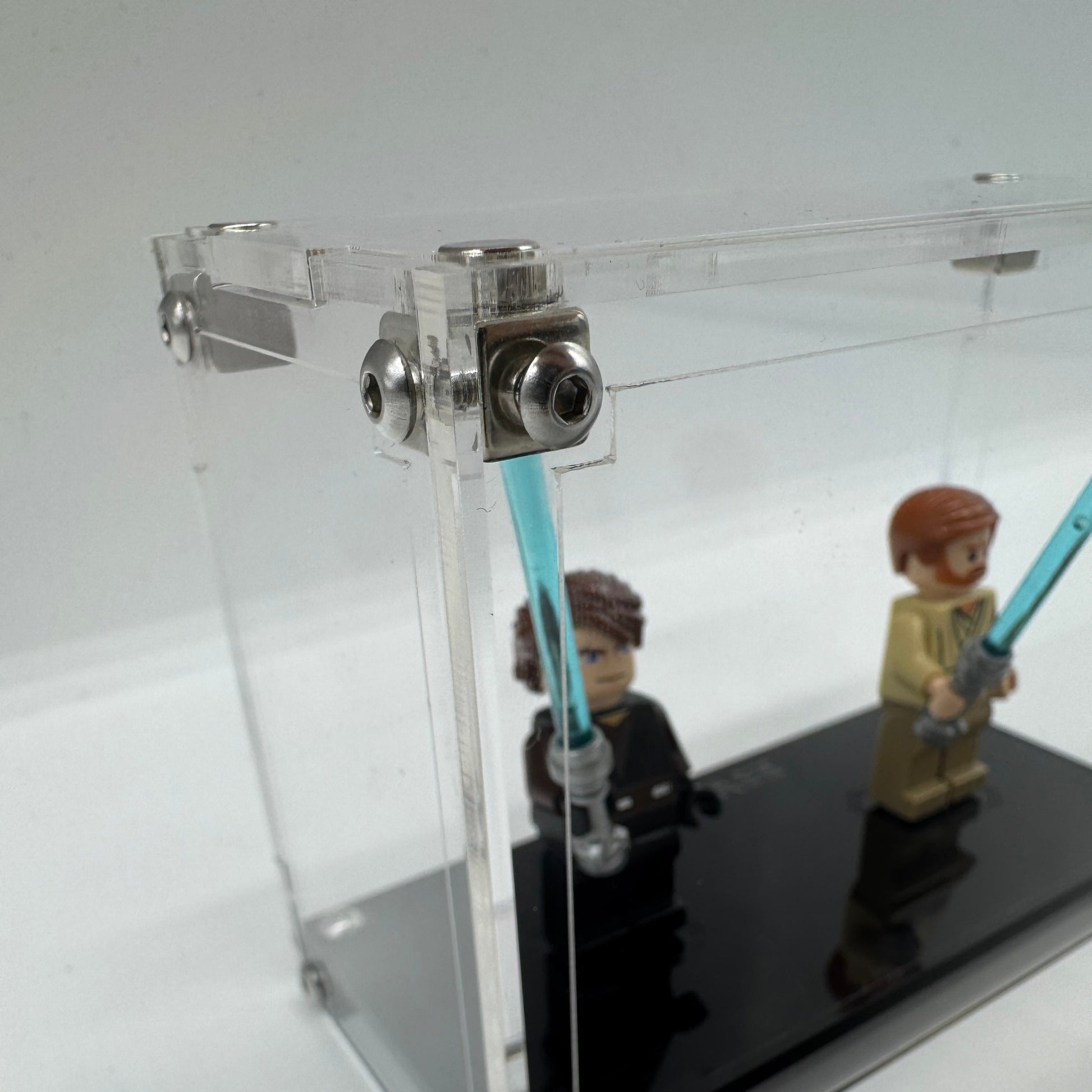 Close-up of interchangeable background image inside premium display case for two minifigures