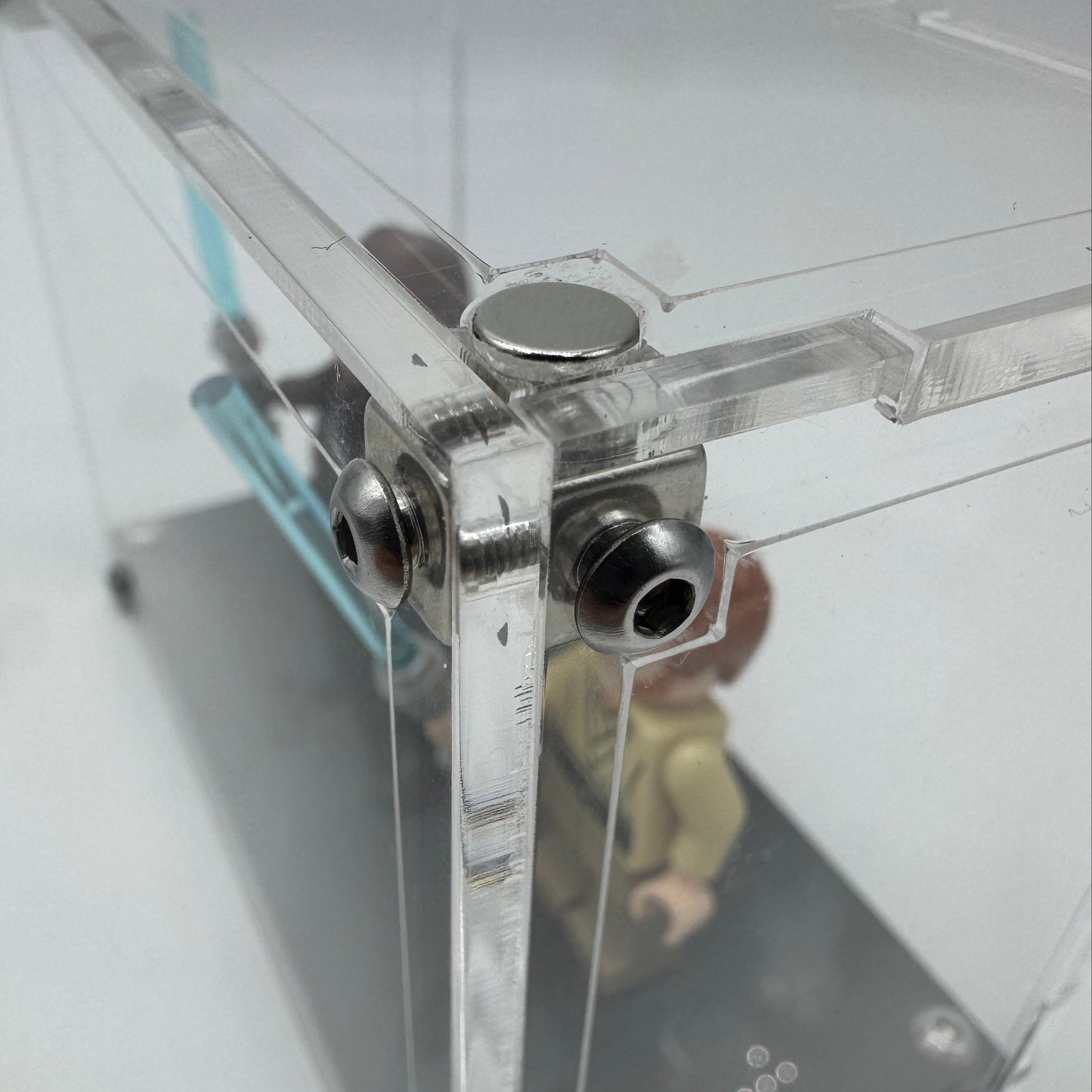 magnetic top-closure lego display case for lego minifigures